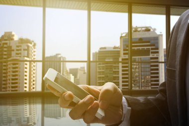 İşadamı el kullanım smartphone.