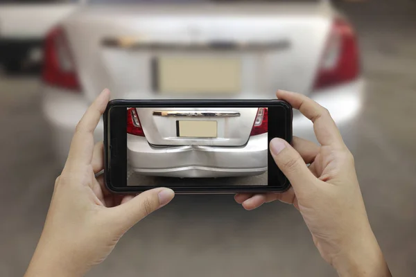 Mão Segurando Telefone Inteligente Tirar Uma Foto Cena Acidente Carro — Fotografia de Stock