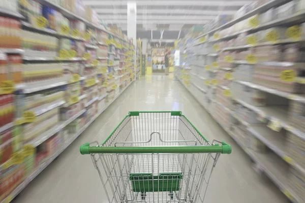 Supermarketu Uličku Prázdný Nákupní Vozík Supermarket Ukládat Rozostřeného Pozadí Abstraktní — Stock fotografie