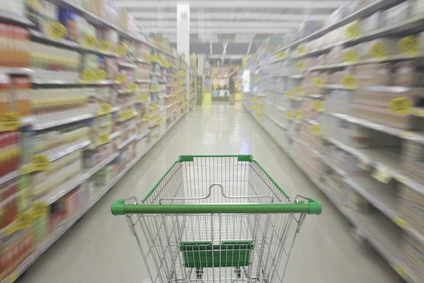 Süpermarket koridor boş alışveriş sepeti ile süpermarket mağaza alışveriş sepeti ile bulanık arka plan.