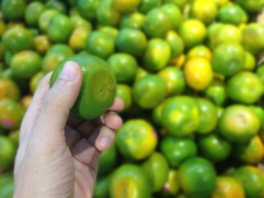 Turuncu turuncu arka plan bir sürü tutan el.