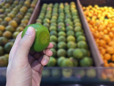 Turuncu turuncu arka plan bir sürü tutan el.