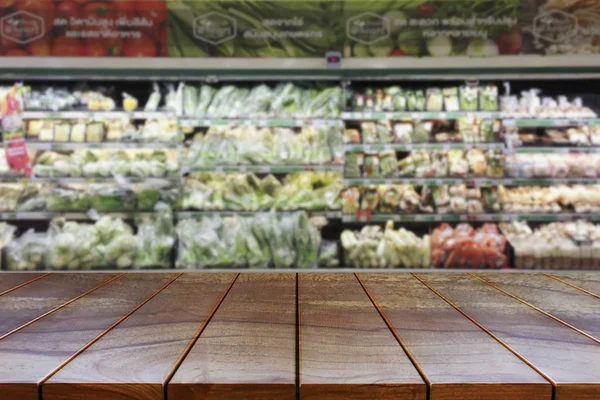 Platform Ruang Meja Kayu Kosong Dan Lorong Supermarket Kabur Dengan — Stok Foto