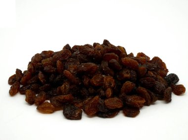 Beyaz arka plan üzerinde izole kuru üzüm. izole kuş üzümü.