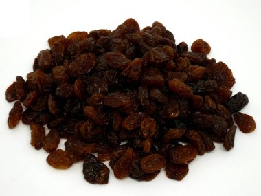 Beyaz arka plan üzerinde izole kuru üzüm. izole kuş üzümü.