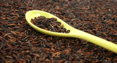 Beyaz arkaplanda pirinç çileği izole.