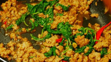 Kızarmış domuz eti bir tencereye ilave edin..