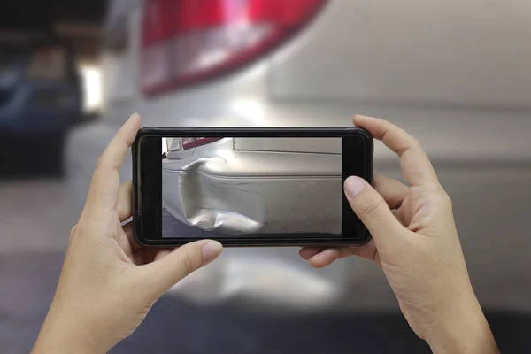 Mão Segurando Telefone Inteligente Tirar Uma Foto Cena Acidente Carro — Fotografia de Stock