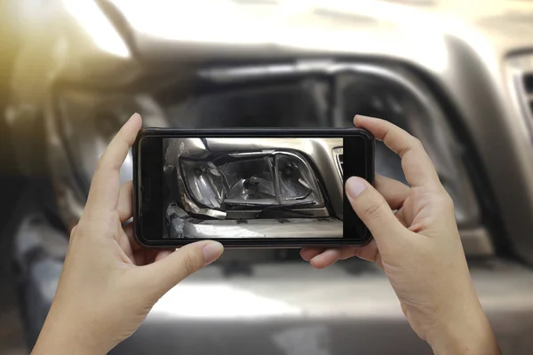 Mão Segurando Telefone Inteligente Tirar Uma Foto Cena Acidente Carro — Fotografia de Stock