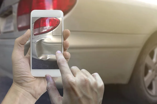 Mão Segurando Telefone Inteligente Tirar Uma Foto Cena Acidente Carro — Fotografia de Stock