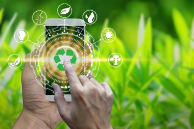 Doğa arka plan, teknoloji ekoloji kavramı üzerinde ağ bağlantısı üzerinden ortam simgeleri ile Smartphone tutan el.