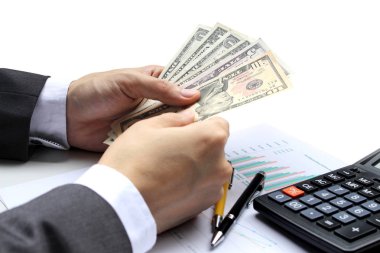 ABD Doları beyaz bir arka plan üzerinde ödeme tutan el.