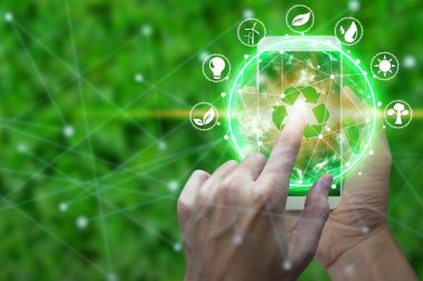 Elini kullanma smartphone ile çevre simgeler doğa arka plan, teknoloji ekoloji üzerinde ağ bağlantısı üzerinden