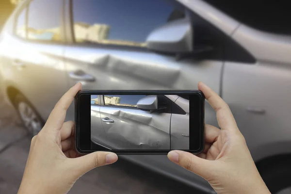 Mão Segurando Telefone Inteligente Tirar Uma Foto Cena Acidente Carro — Fotografia de Stock