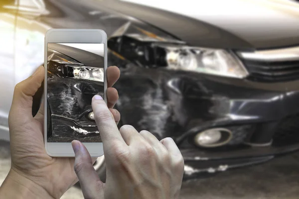 Mão Segurando Telefone Inteligente Tirar Uma Foto Cena Acidente Carro — Fotografia de Stock