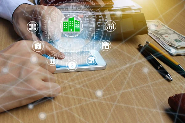 Des にネットワーク接続を介してプロパティ投資アイコンでスマート フォンを使用します — ストック写真