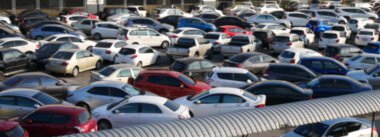 bulanık açık otoparkta araçların tam: ulaşım arka planı olarak kullanabilir.