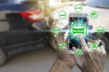 El kullanımı smartphone ile araba iddiayı simgeleri araba kazasında arka plan üzerinde ağ bağlantısı üzerinden araba kaza araba insuranc için talep kavramı