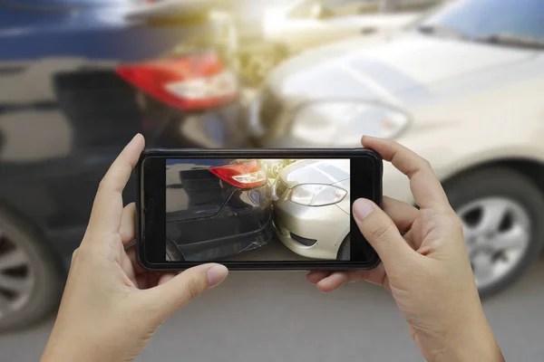 Fechar Mão Segurando Smartphone Tirar Foto Cena Acidente Carro Acidente — Fotografia de Stock