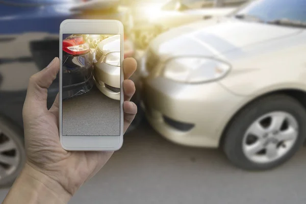 Fechar Mão Segurando Smartphone Tirar Foto Cena Acidente Carro Acidente — Fotografia de Stock