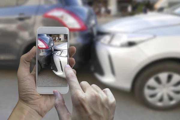 Mão segurando smartphone e tirar foto — Fotografia de Stock