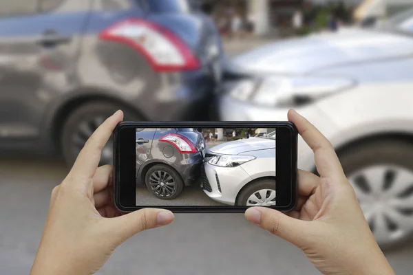 Mano sosteniendo el teléfono inteligente y tomar fotos — Foto de Stock