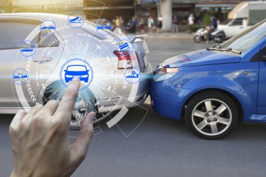 Parmak değmek ile araba araba kazasında arka plan üzerinde ağ bağlantısı üzerinden simgeler iddia, araba insuranc araba kazası talep kavramı