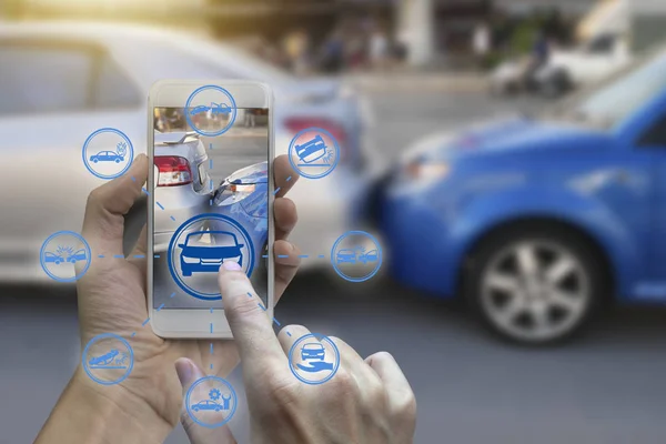 El kullanımı smartphone ile araba iddiayı simgeleri araba kazasında arka plan üzerinde ağ bağlantısı üzerinden araba kaza araba insuranc için talep kavramı