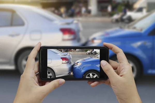 Cerca Mano Sosteniendo Teléfono Inteligente Tomar Una Foto Escena Accidente — Foto de Stock