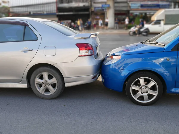 araba kaza kaza yolda, bir sigorta tazminat talebi için trafik kazası.