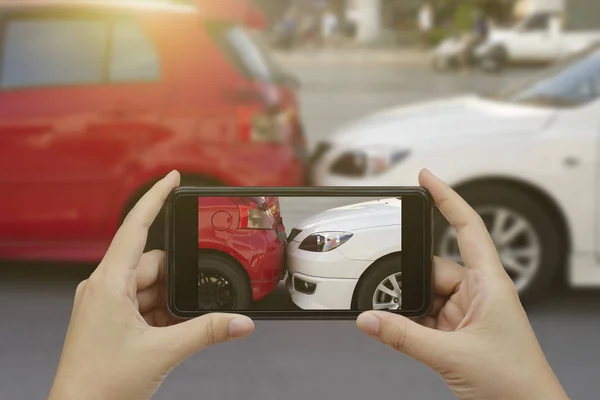 Fechar Mão Segurando Smartphone Tirar Foto Cena Acidente Carro Acidente — Fotografia de Stock