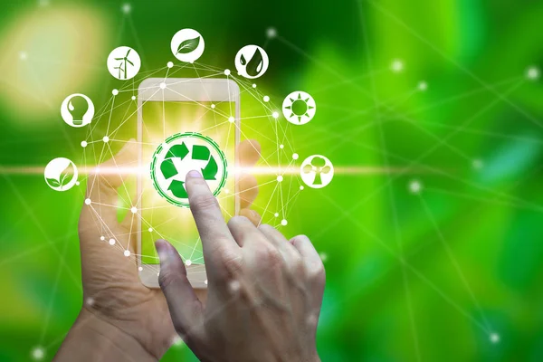 Hand Använda Smartphone Med Miljön Ikoner Över Nätverksanslutningen Natur Bakgrund — Stockfoto
