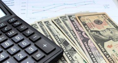 hesap makinesi ve Doları mali kavramı ofis masasında kapatın