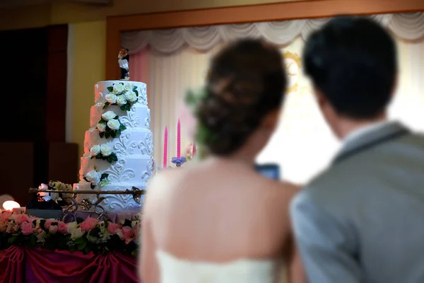 Foco do bolo de casamento no salão do hotel, festa de casamento no luxo quente — Fotografia de Stock