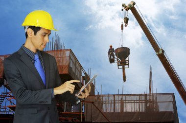 Mühendis inşaat si iş kontrol etmek için tablet kullanın