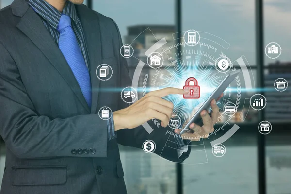 İşadamı asma kilit simge teknolojisi ile tablet kullanımı, Cyber Secur