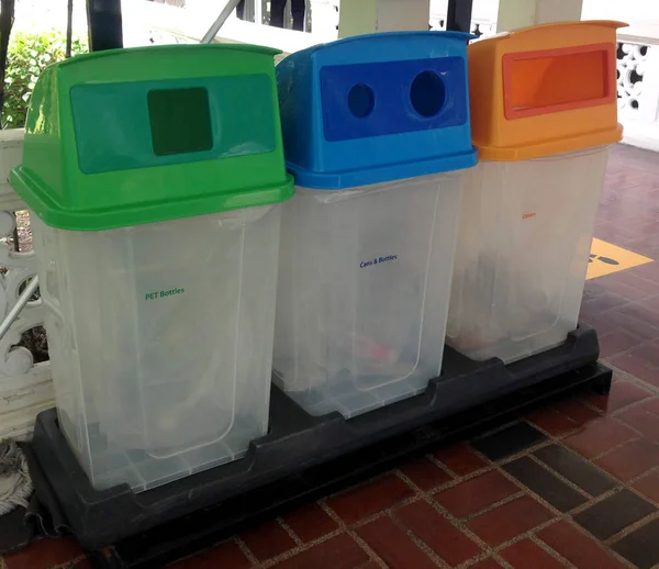 Cubos de basura de varios colores verdes, azules y naranjas. Basura para la limpieza —  Fotos de Stock