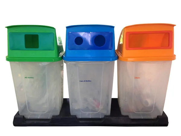 Multi colorido verde, azul, caixas de lixo laranja isolado em branco b — Fotografia de Stock