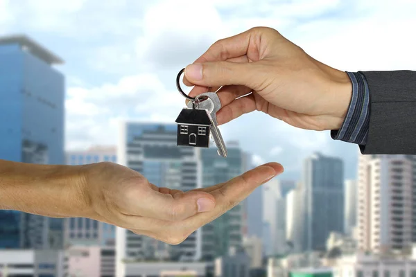 Att ge hus nycklar till kunder, fastighets koncept, hypotekslån och en — Stockfoto