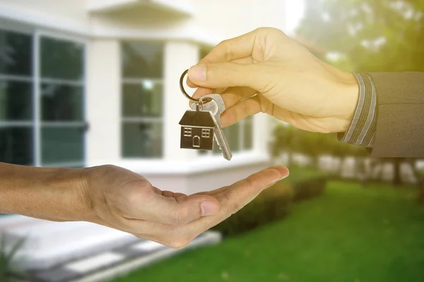 Giving ház kulcsok-hoz vásárlók, tulajdon fogalom, jelzálog és egy — Stock Fotó