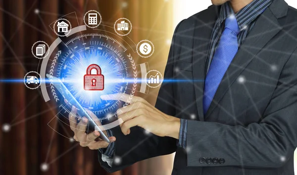 İşadamı asma kilit simge teknolojisi ile tablet kullanımı, Cyber Secur