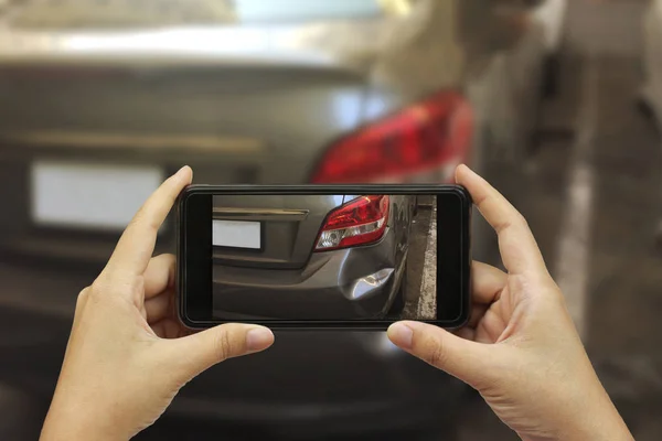 Fechar a mão segurando smartphone e tirar foto na cena de — Fotografia de Stock