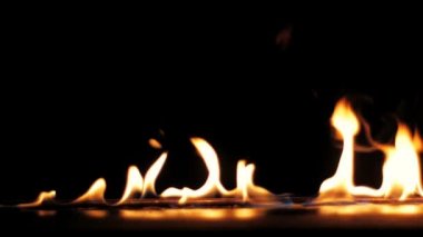 Tutuşabilme ve yanma - Slow Motion alevler ateş. Gerçek alevlerin bir çizgi üzerinde siyah bir arka plan tutuşturmak. Herhangi bir yangında harika görünüyorsun veya proje ızgara olacak. Gerçek yangın. 