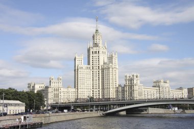 İmparatorluk tarzı mimaride. Stalin döneminin gökdelen Kotelnicheskaya dolgu ve Moskova Nehri, Moskova, Rusya'nın inşa