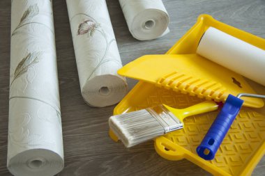 Üstten görünüm duvar kağıdı duvar kağıdı ve tutkal için aksesuarlar