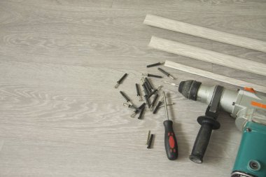 İç onarım. Yer süpürgelik tahtaları yüklenmesi için hazırlık