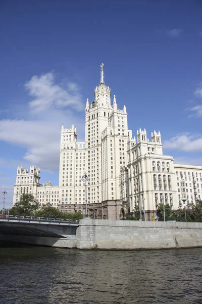 帝国风格的建筑 斯大林时代摩天大楼的大厦在 Kotelnicheskaya 堤和莫斯科河 莫斯科 — 图库照片