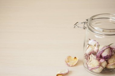 Açık renkli romantik vintage yatay afiş.