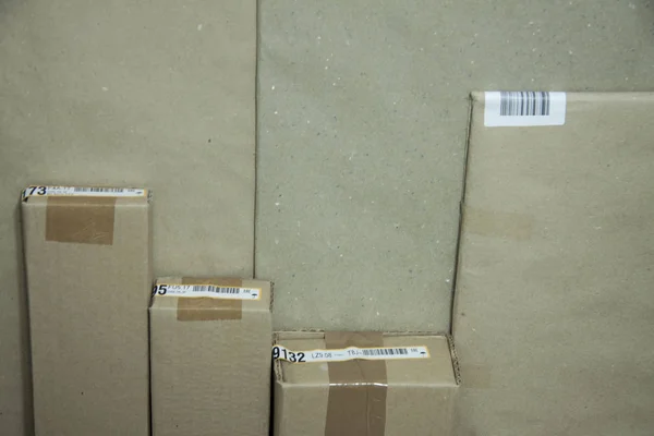 Varias cajas de cartón con etiquetas empaquetadas para su envío . — Foto de Stock