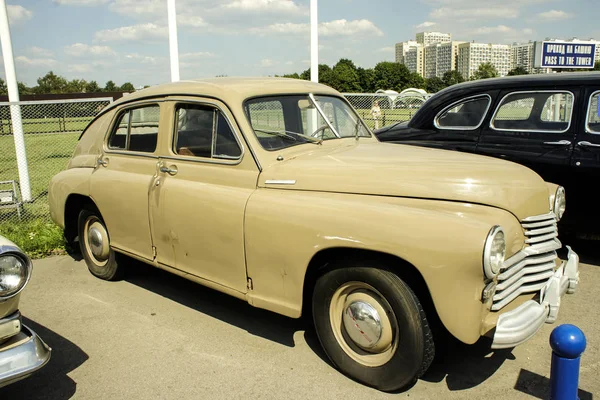 Soviet-era retro car exhibition near the Ostankino tower, — Stock Photo, Image